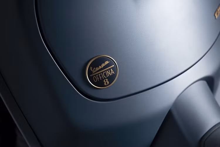 Màu xanh lam được nhấn mạnh viền màu nhôm ở quây trước, đèn pha và viền đèn hậu, cũng màu như đồng thau được sử dụng ở khe còi và vành bánh xe. Các bánh xe được cắt kim cương để làm nổi bật thêm vẻ ngoài của Officina 8.