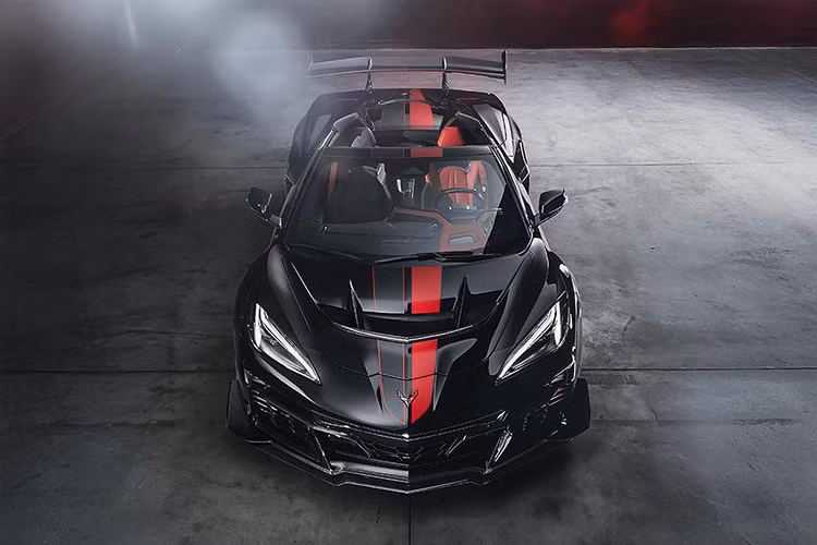 Về thiết kế, ZR1X khoác lên mình vẻ ngoài đậm chất chiến đấu. Gói ZTK hiệu suất cao mang lại bộ bodykit khí động học từ sợi carbon, lốp Michelin Pilot Sport Cup 2R, cùng phanh gốm carbon đường kính lên tới 16.5 inch, cùm phanh 10 piston phía trước.