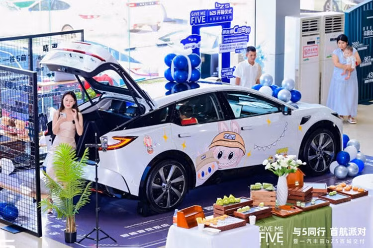 Toyota bZ5 là mẫu xe điện fastback cỡ trung, sản xuất bởi liên doanh FAW-Toyota tại Trung Quốc. Đây là sản phẩm được phát triển từ mẫu concept bZ Sport Crossover từng trưng bày tại triển lãm ô tô Thượng Hải 2023, kết hợp công nghệ từ ba “ông lớn”: Toyota, FAW và BYD.