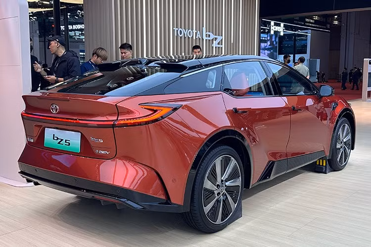 Khoang cabin nổi bật với màn hình giải trí trung tâm 15.6 inch dạng nổi, vô lăng tròn thiết kế lạ mắt, cụm cần số gọn gàng và bảng đồng hồ hiển thị LCD. Trang bị tiện nghi bao gồm ghế trước có sưởi, hệ thống camera 360 độ, kiểm soát hành trình thích ứng, hệ thống âm thanh 10 loa JBL và ổ cắm 12V trong cốp sau cho các phiên bản cao cấp.