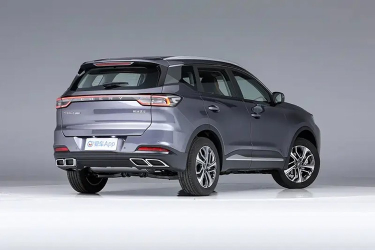 "Trái tim" của Tiggo 7 Plus vẫn tiếp tục là động cơ xăng tăng áp, dung tích 1.5L, đi kèm hộp số CVT giả lập 9 cấp. Cả hai mẫu xe kể trên hiện đều có khả năng cạnh tranh tốt trong phân khúc SUV cỡ nhỏ tại thị trường Trung Quốc. Riêng trong tháng 5/2025, dòng xe Tiggo 7 đã đạt doanh số 3.880 xe, xếp hạng 40 trong số các mẫu SUV cỡ nhỏ tại thị trường nội địa.