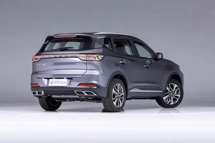 "Trái tim" của Tiggo 7 Plus vẫn tiếp tục là động cơ xăng tăng áp, dung tích 1.5L, đi kèm hộp số CVT giả lập 9 cấp. Cả hai mẫu xe kể trên hiện đều có khả năng cạnh tranh tốt trong phân khúc SUV cỡ nhỏ tại thị trường Trung Quốc. Riêng trong tháng 5/2025, dòng xe Tiggo 7 đã đạt doanh số 3.880 xe, xếp hạng 40 trong số các mẫu SUV cỡ nhỏ tại thị trường nội địa.