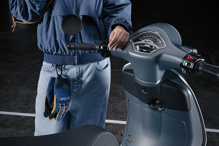 Đội ngũ nhân viên của Officina 8 được phân biệt khỏi nhà máy bằng một chiếc ghim “Piaggio 8” màu xanh và đồng thau, được thiết kế để đeo trên quần áo làm việc của họ và cho biết họ làm việc trong bộ phận bí mật nhất trong nhà máy.