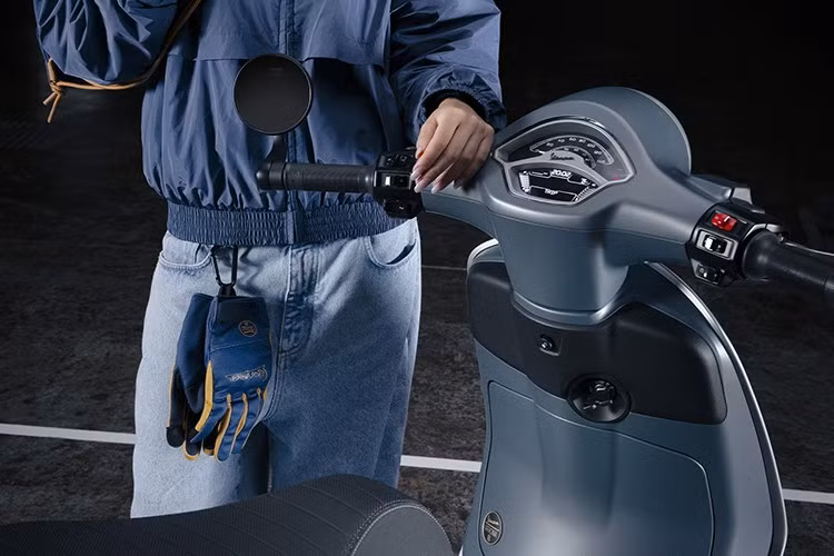 Đội ngũ nhân viên của Officina 8 được phân biệt khỏi nhà máy bằng một chiếc ghim “Piaggio 8” màu xanh và đồng thau, được thiết kế để đeo trên quần áo làm việc của họ và cho biết họ làm việc trong bộ phận bí mật nhất trong nhà máy.