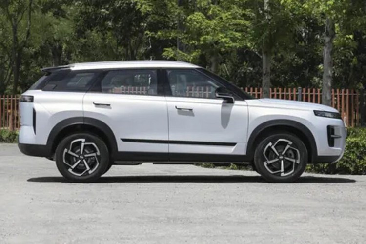 Để thu hút giới trẻ, hãng Chery áp dụng thiết kế ngoại thất giống với SUV hạng sang Land Rover, cụ thể hơn là Range Rover Evoque, cho Tiggo 7 Sport 2026. Xe giữ nguyên kiểu thiết kế đèn pha tách rời đặc trưng của thương hiệu, lưới tản nhiệt hình thang dạng mắt lưới, các cột màu đen tạo hiệu ứng nóc "lơ lửng" và tay nắm cửa ẩn như ôtô điện.