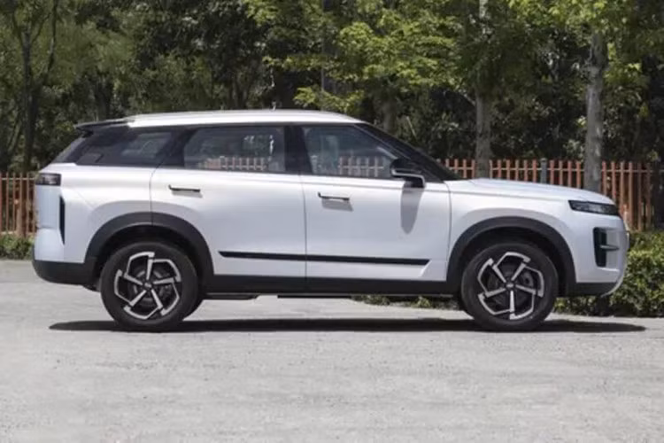 Để thu hút giới trẻ, hãng Chery áp dụng thiết kế ngoại thất giống với SUV hạng sang Land Rover, cụ thể hơn là Range Rover Evoque, cho Tiggo 7 Sport 2026. Xe giữ nguyên kiểu thiết kế đèn pha tách rời đặc trưng của thương hiệu, lưới tản nhiệt hình thang dạng mắt lưới, các cột màu đen tạo hiệu ứng nóc "lơ lửng" và tay nắm cửa ẩn như ôtô điện.