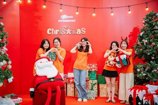 Tại campus Quy Nhơn, không gian Noel trở thành điểm check-in mới của sinh viên FPTU, lưu giữ những khoảnh khắc cuối năm đáng nhớ bên bạn bè, thầy cô, đồng thời lan tỏa năng lượng tích cực và niềm vui mùa lễ hội trong toàn trường.