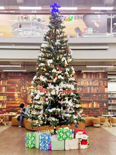 Thư viện - góc học tập quen thuộc của sinh viên campus TP HCM - cũng được điểm xuyết sắc màu Giáng sinh.