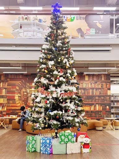 Thư viện - góc học tập quen thuộc của sinh viên campus TP HCM - cũng được điểm xuyết sắc màu Giáng sinh.