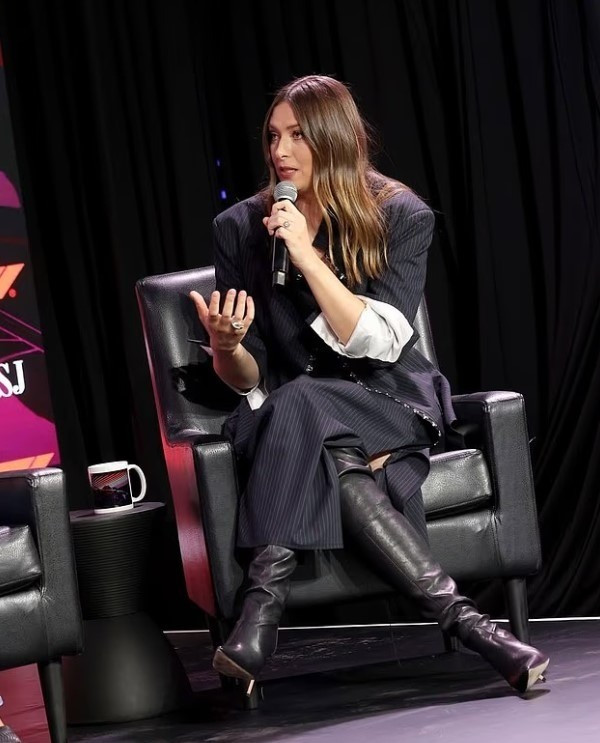 Tại Hội nghị Bloomberg Power Players ở New York tháng trước, hình ảnh Sharapova với mái tóc nâu tự nhiên, tự tin chia sẻ về chiến lược tài chính và khởi nghiệp khiến nhiều người ngỡ ngàng.