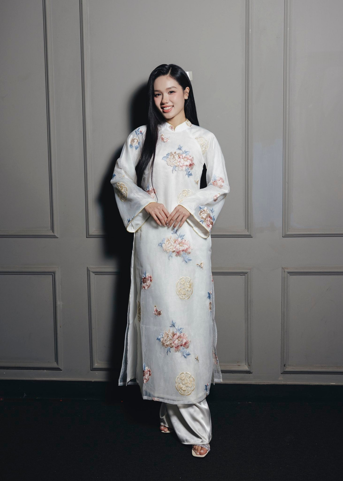 Năm 2025 đánh dấu cột mốc quan trọng trong sự nghiệp của Trâm Anh khi cô đảm nhận vai Nhàn – nữ tiếp viên trưởng gan dạ trong phim điện ảnh Tử Chiến Trên Không. Nhân vật phải đối mặt với không tặc, liên tục đứng giữa ranh giới sống – chết, đòi hỏi diễn viên khai thác chiều sâu tâm lý và cảm xúc phức tạp.