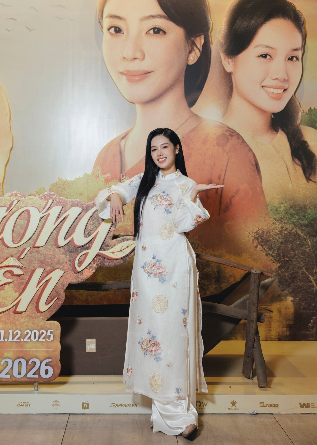 Trong loạt ảnh được ghi lại, Lê Thị Trâm Anh khoe trọn vẻ đẹp nền nã với mái tóc dài thẳng mượt, gương mặt thanh tú và nụ cười rạng rỡ.