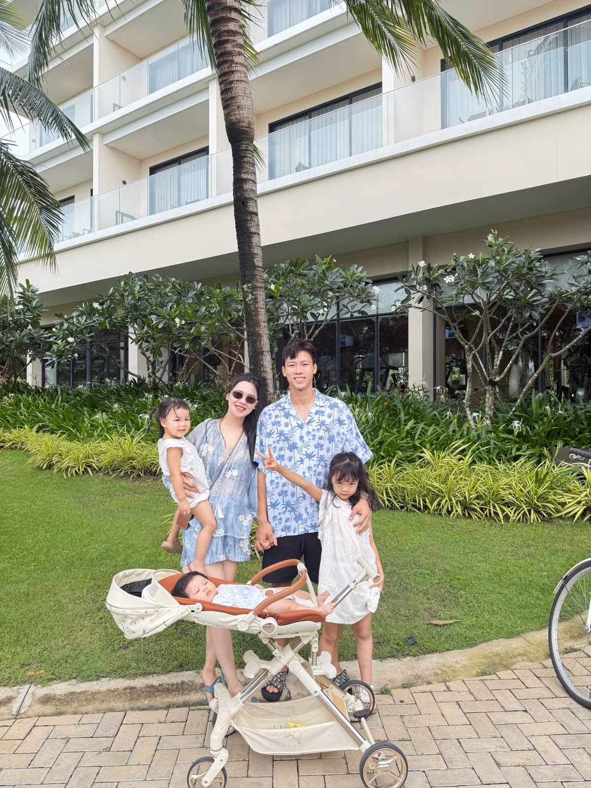 Từ khi kết hôn, gia đình Quế Ngọc Hải và Dương Thùy Phương đã chào đón ba thiên thần nhỏ: bé Sunny (2018), bé Kem (2022) và bé út Gạo, vừa ra đời vào tháng 2/2025.