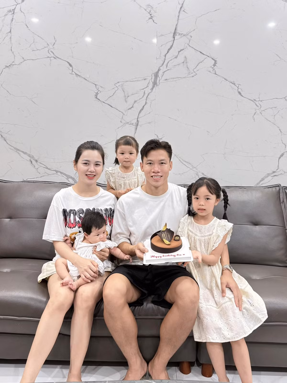 Quế Ngọc Hải được biết đến là một ông bố mẫu mực, dù bận rộn thi đấu vẫn luôn tranh thủ dành thời gian cho gia đình. Thậm chí, anh từng khiến vợ xúc động khi âm thầm về nhà thăm vợ đang ở cữ mà không báo trước.