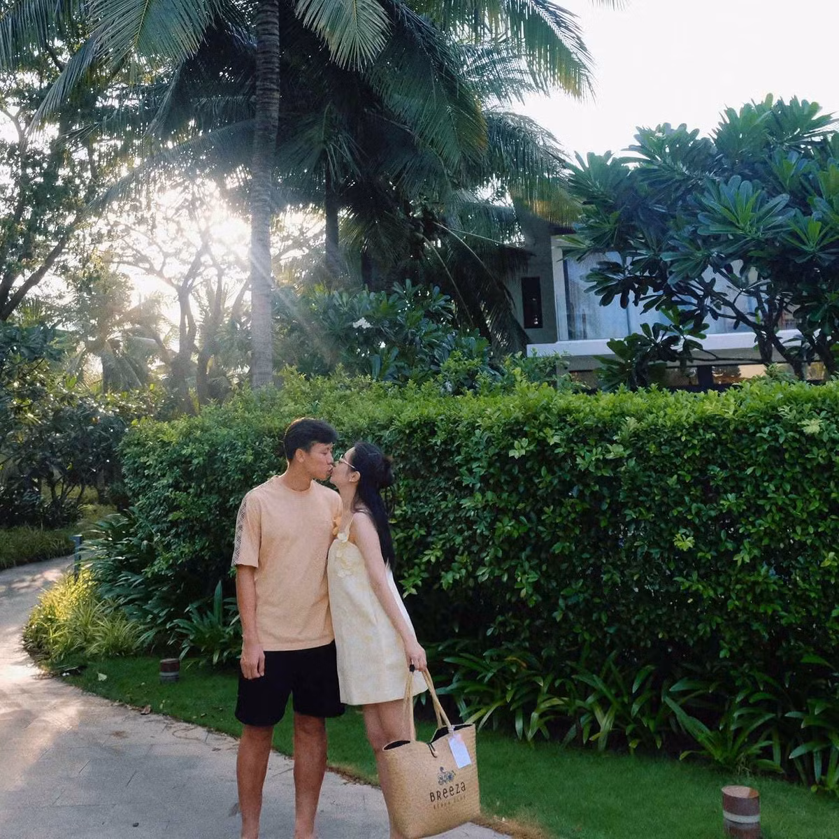 Ngày kỷ niệm 9 năm, cả gia đình cầu thủ Quế Ngọc Hải đã có chuyến du lịch vui vẻ bên biển Vũng Tàu.