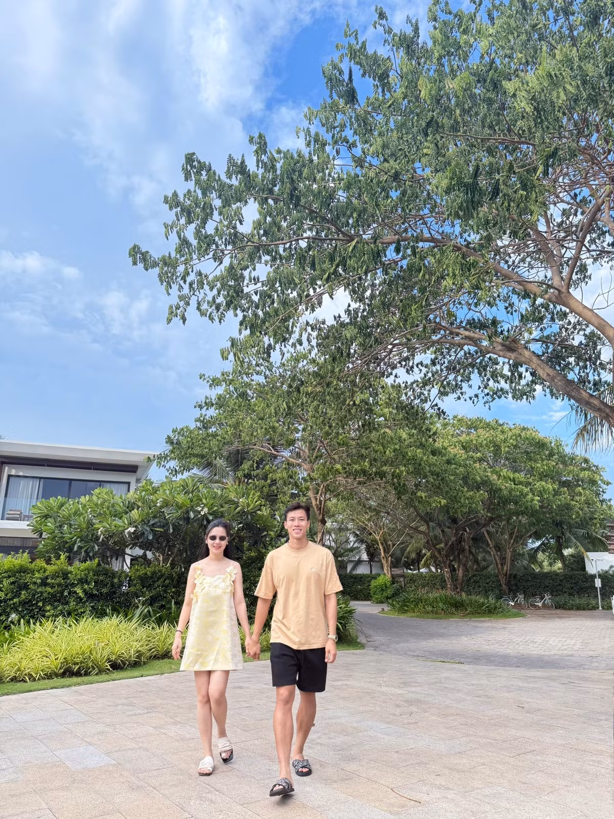 Gia đình cầu thủ gốc Nghệ An thường xuyên chia sẻ hình ảnh gia đình hạnh phúc, truyền năng lượng tích cực đến mọi người.