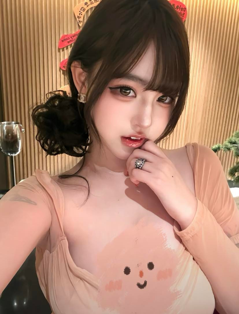 Không ít người cho rằng, nàng hot girl xinh đẹp này đã biến một bộ môn thể thao vốn khô khan, nghiêm túc trở nên gần gũi, thời trang và dễ viral hơn trên mạng xã hội.