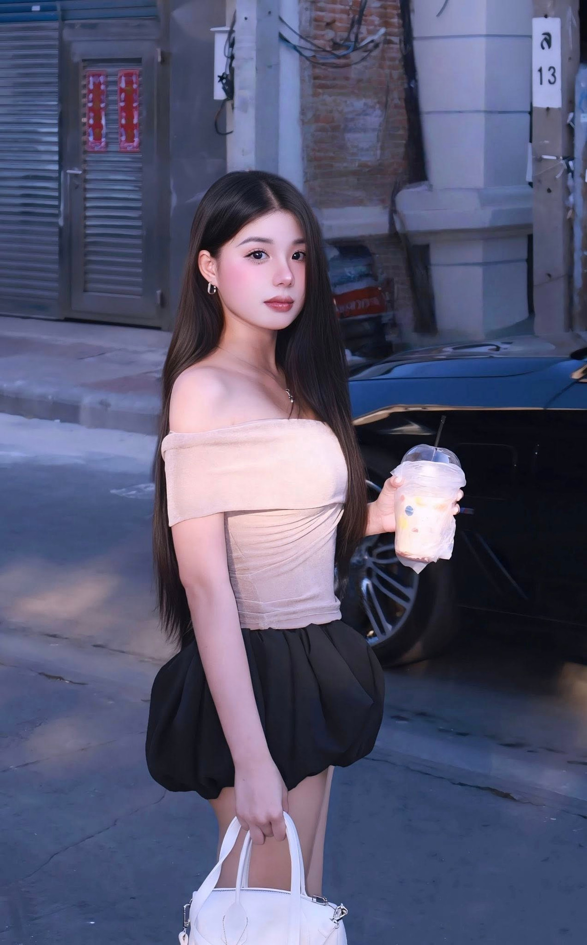 Tuy nhiên, qua bộ ảnh lần này, có thể thấy cô nàng hot girl đang thử nghiệm nhiều phong cách khác nhau, không bó buộc bản thân trong một hình ảnh cố định.