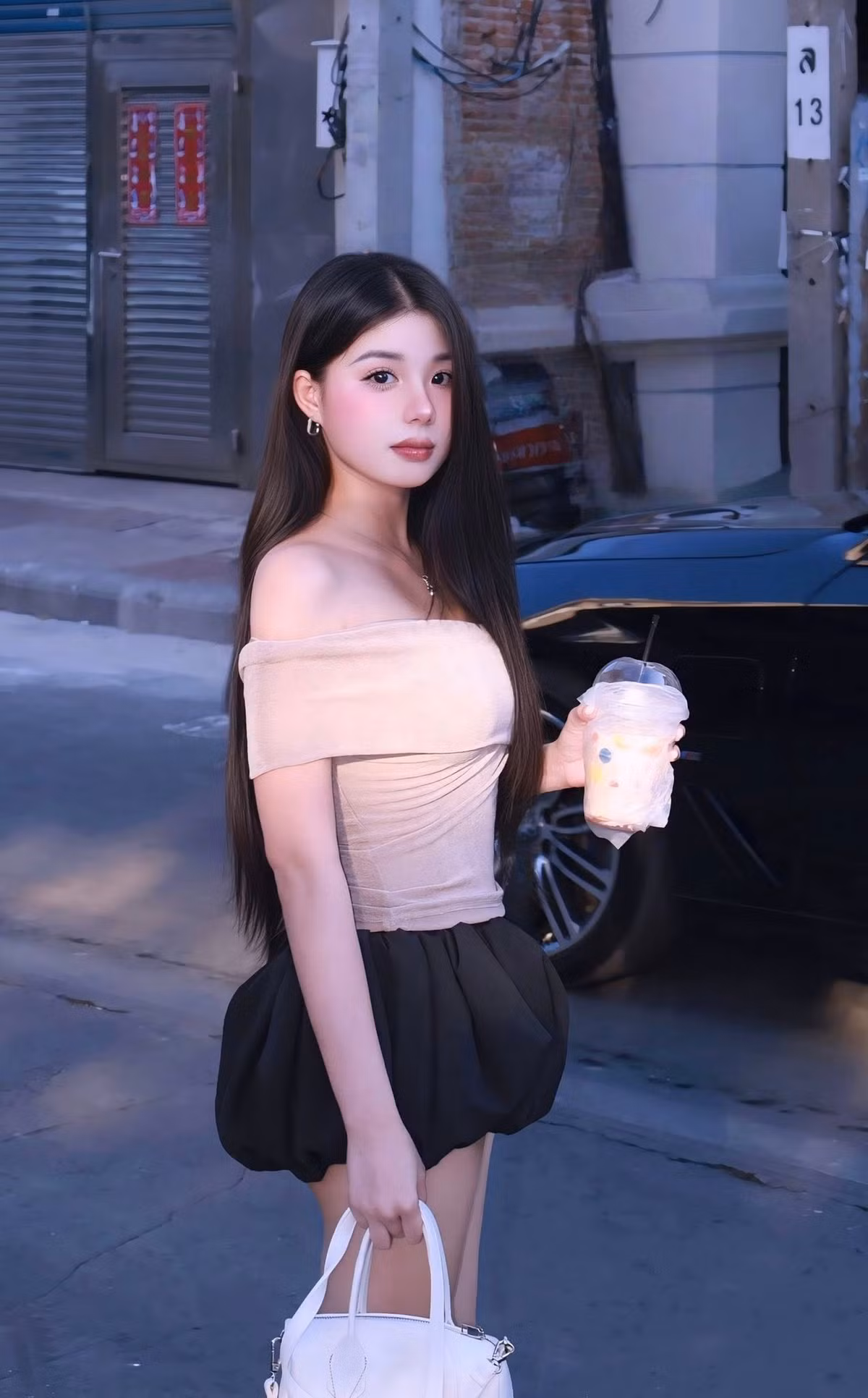 Tuy nhiên, qua bộ ảnh lần này, có thể thấy cô nàng hot girl đang thử nghiệm nhiều phong cách khác nhau, không bó buộc bản thân trong một hình ảnh cố định.