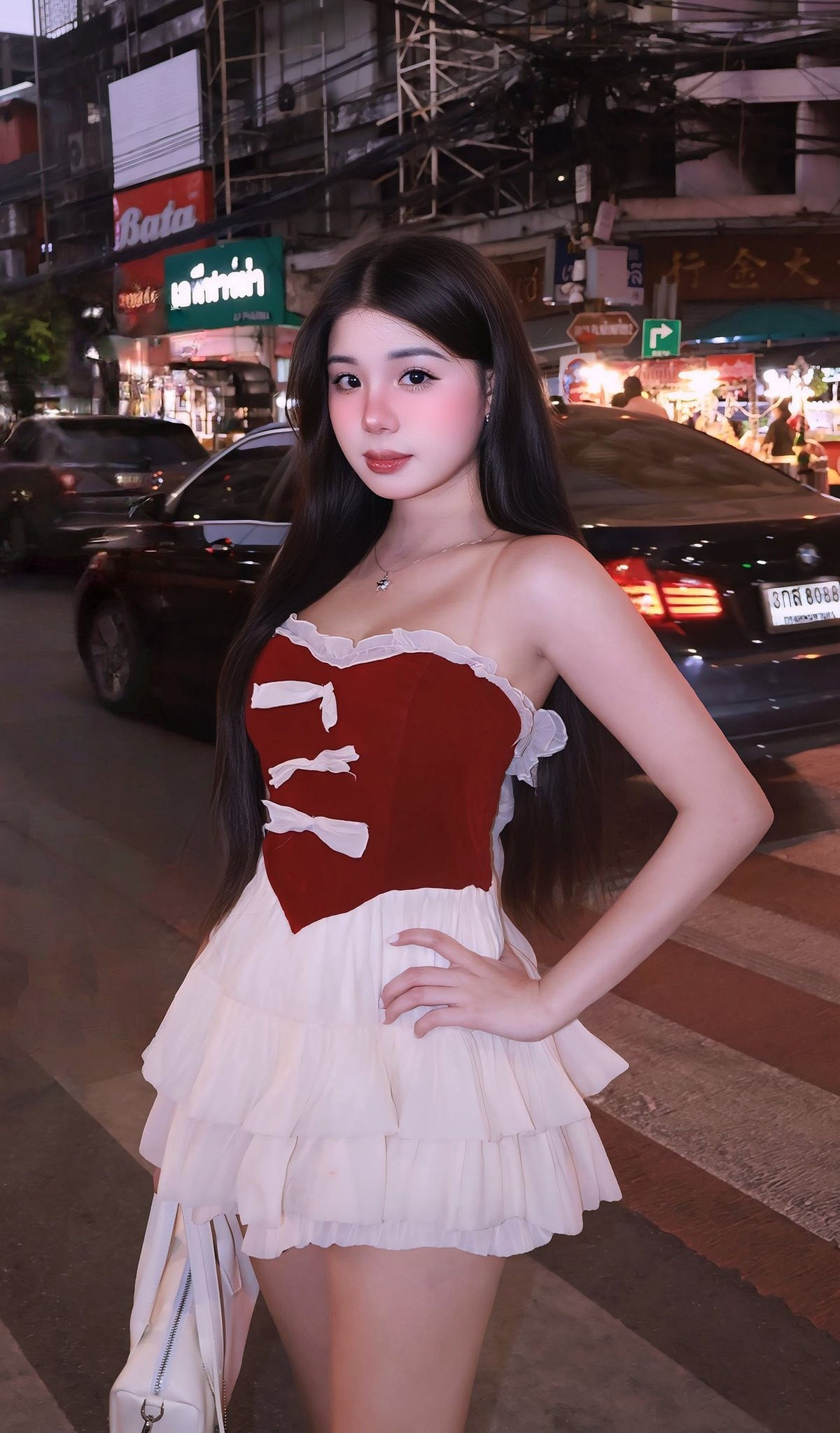 Trước đó, Trà Hạ Ly từng nhiều lần gây chú ý với những bộ ảnh mang màu sắc quyến rũ, thậm chí là táo bạo, khiến cộng đồng mạng không ít lần tranh luận.