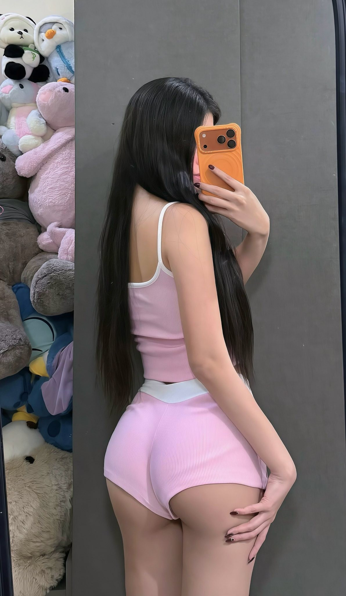 Dù không còn những bộ bikini phóng khoáng hay váy áo cắt xẻ táo bạo, Trà Hạ Ly vẫn khiến người xem khó có thể rời mắt bởi nhan sắc xinh đẹp cùng vóc dáng "đỉnh chóp" vốn đã trở thành "thương hiệu".