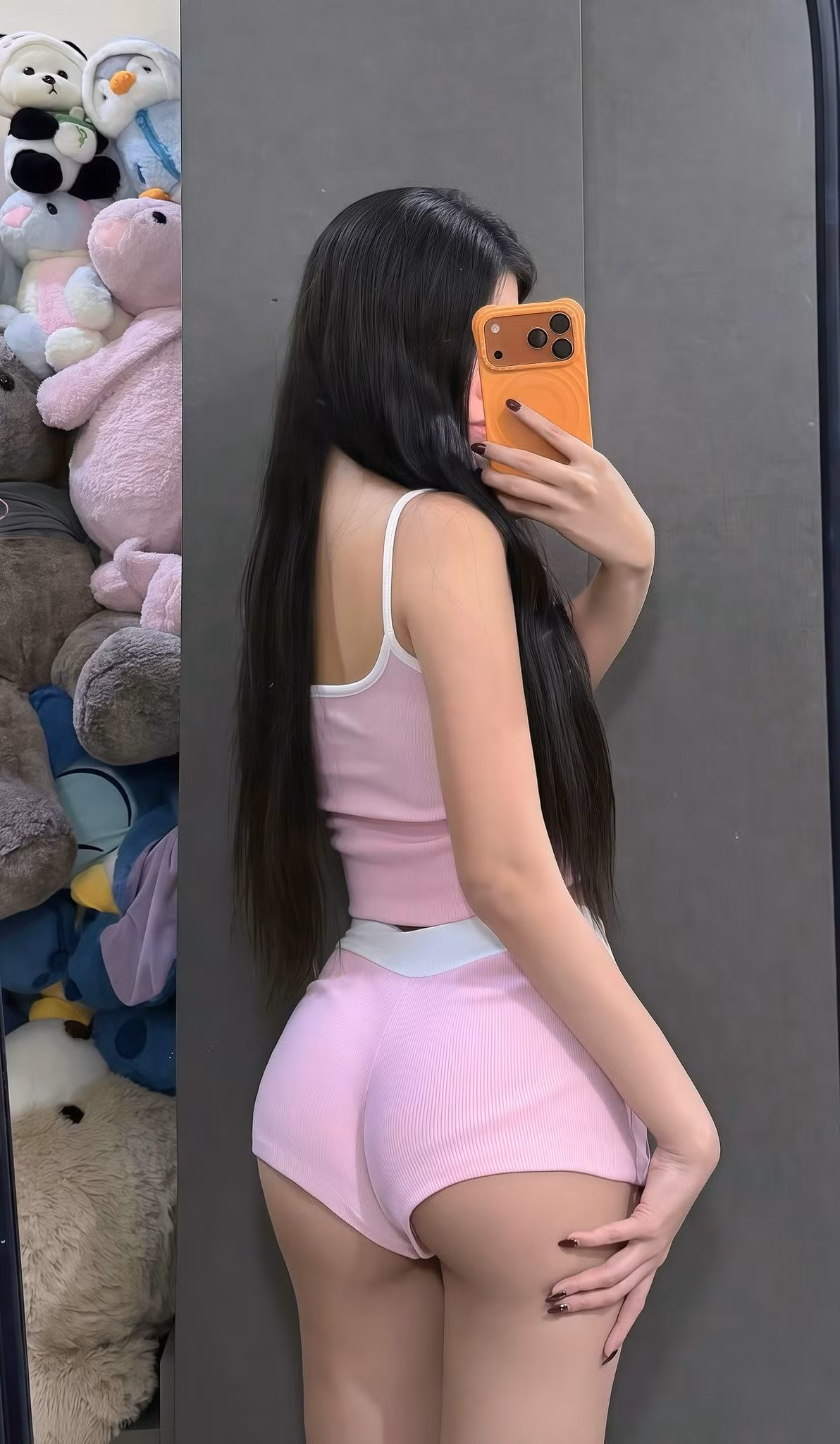 Dù không còn những bộ bikini phóng khoáng hay váy áo cắt xẻ táo bạo, Trà Hạ Ly vẫn khiến người xem khó có thể rời mắt bởi nhan sắc xinh đẹp cùng vóc dáng "đỉnh chóp" vốn đã trở thành "thương hiệu".