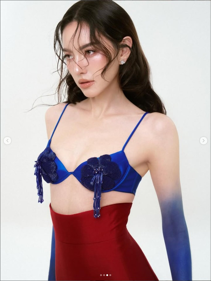 Mai Davika Hoorne sinh năm 1992, là nữ diễn viên, người mẫu, ca sĩ nổi tiếng người Thái Lan gốc Bỉ. Cô được mệnh danh là “ma nữ đẹp nhất Thái Lan” sau thành công vang dội của bộ phim Tình người duyên ma (Pee Mak) năm 2013 – tác phẩm đưa tên tuổi cô vươn tầm châu Á.