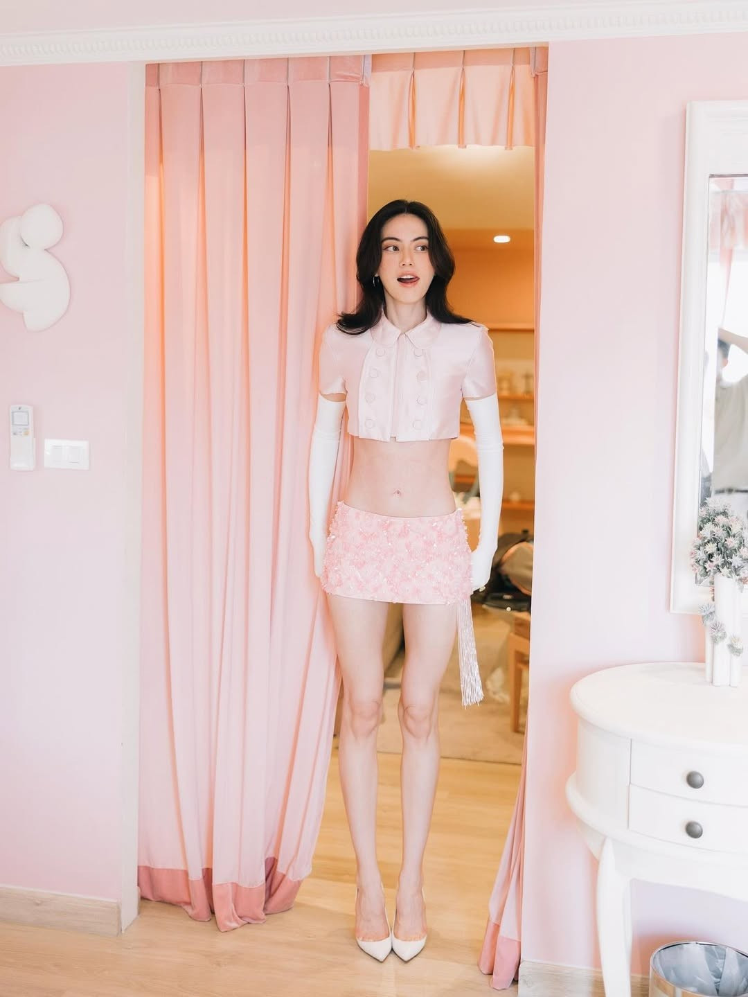 Dưới các bài đăng, không ít bình luận cho rằng Mai Davika đang giảm cân quá đà, dù tổng thể hình ảnh vẫn mang đậm tính thời trang và nghệ thuật.