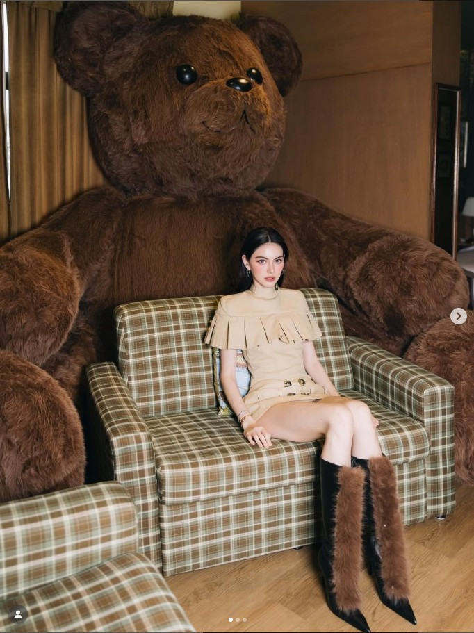 Không thể phủ nhận, nhan sắc của Mai Davika trong loạt ảnh vẫn vô cùng nổi bật. Gương mặt lai Tây sắc nét với đôi mắt sâu, sống mũi cao, làn da trắng mịn cùng thần thái lạnh lùng giúp cô luôn toát lên vẻ đẹp khác biệt.