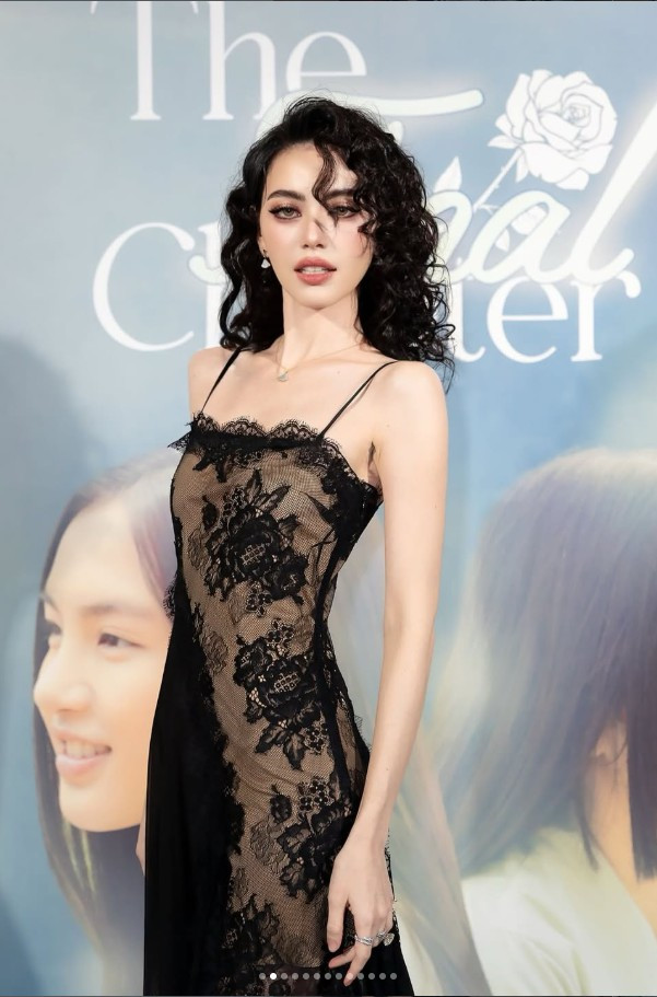 Song song với diễn xuất, Mai Davika là gương mặt được các nhà mốt xa xỉ đặc biệt ưu ái. Cô hiện là đại sứ thương hiệu toàn cầu của Gucci, thường xuyên xuất hiện trên hàng ghế đầu các tuần lễ thời trang quốc tế.