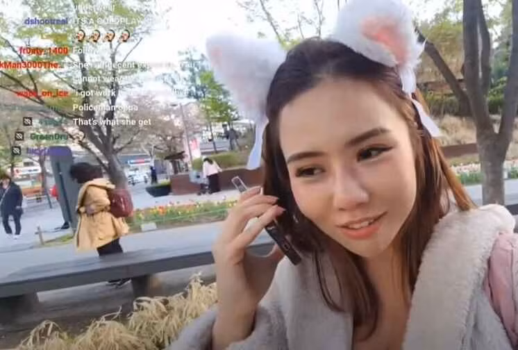 Kiara cố gắng dùng tiếng Anh giải thích rằng mình đang trên đường đến một bữa tiệc cosplay, không hề có ý định gây rối trật tự hay phản cảm. Tuy nhiên, phía cảnh sát cho biết họ nhận được phản ánh từ người dân rằng cô mặc nội y đi lại giữa phố.