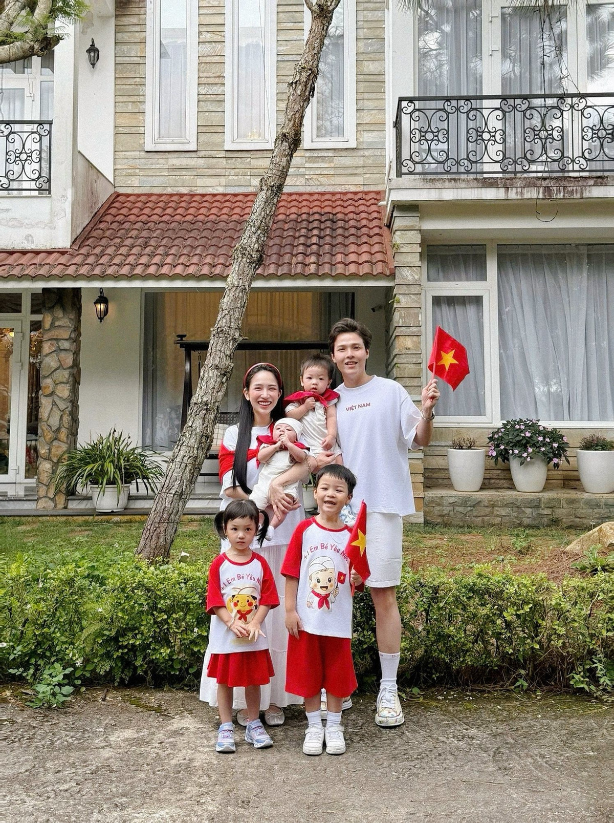 Ái nữ nhà đại gia Minh Nhựa cho rằng việc mình công khai việc sinh con thứ 4 sau một tháng khiến nhiều người hiểu nhầm cô chưa hết ở cữ đã đi khắp nơi.