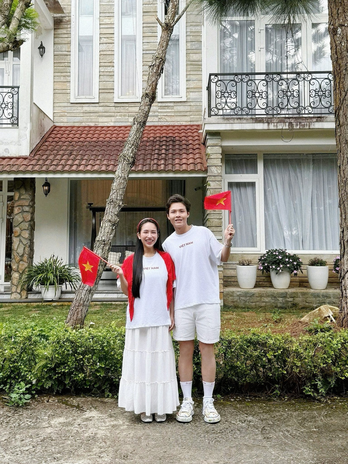 Sau đó, khi xuất hiện tại một sự kiện, Joyce Phạm khiến nhiều người bất ngờ bởi vóc dáng thon gọn và thần sắc tươi tắn, gần như không cho thấy dấu hiệu mới sinh.