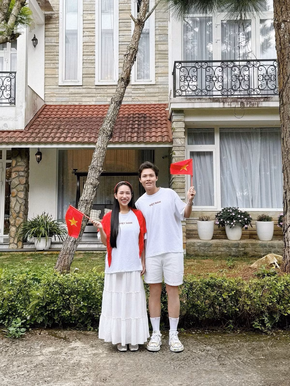 Sau đó, khi xuất hiện tại một sự kiện, Joyce Phạm khiến nhiều người bất ngờ bởi vóc dáng thon gọn và thần sắc tươi tắn, gần như không cho thấy dấu hiệu mới sinh.