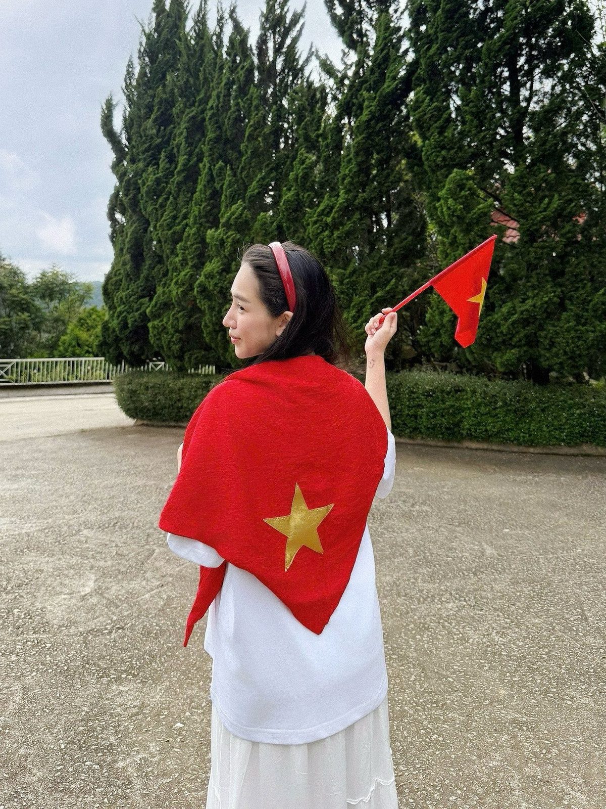 Tối 4/9, trên story Instagram cá nhân với hơn nửa triệu người theo dõi, Joyce Phạm nhận được câu hỏi từ một tài khoản: “Em thấy người ta vừa sinh là phải ở nhà dưỡng. Nhưng chị vừa sinh xong đi chơi, trộm vía ghê”.