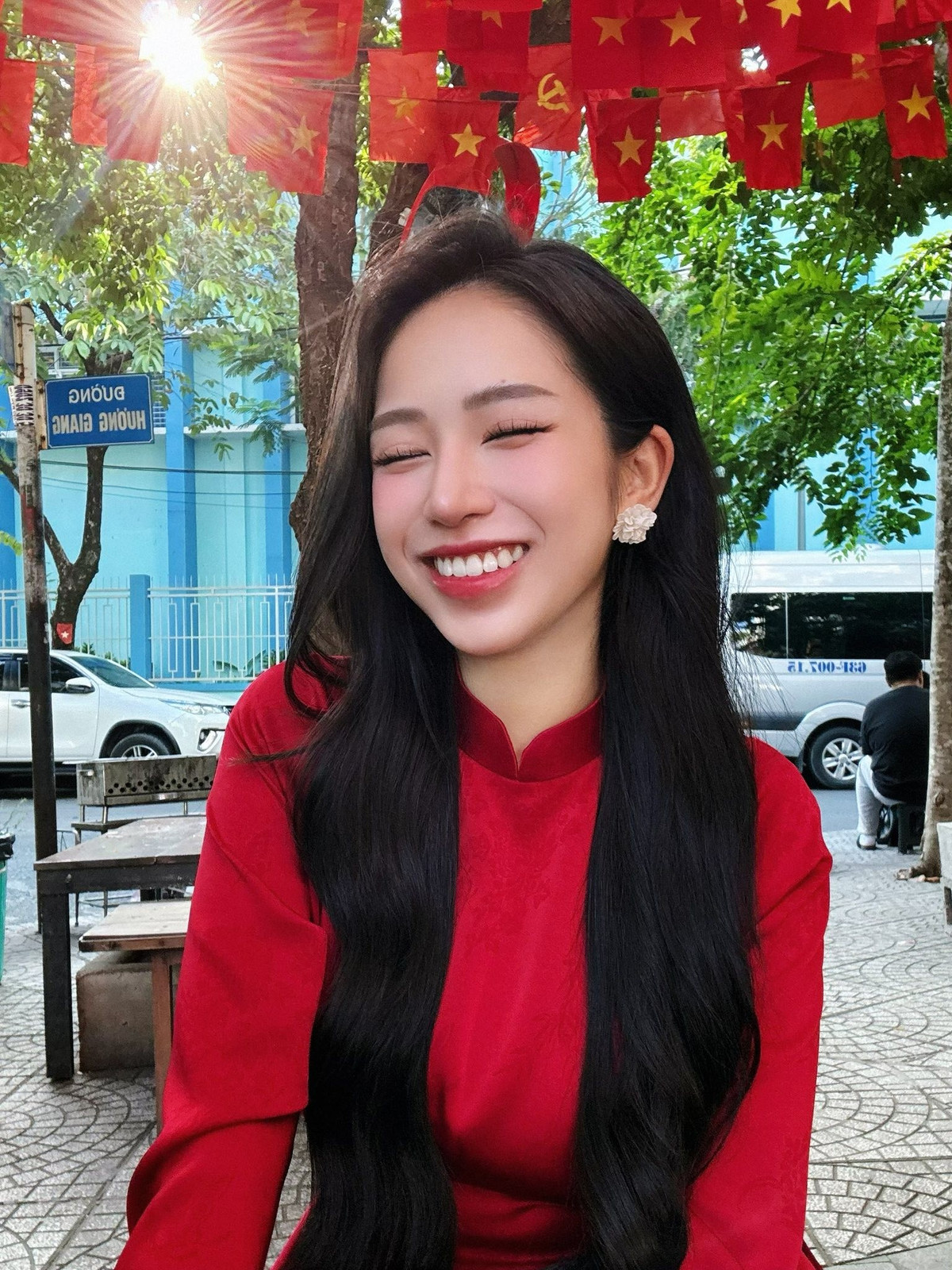 Ái nữ đại gia Minh Nhựa khẳng định bản thân vẫn tuân thủ nghiêm ngặt chế độ ở cữ: mặc đồ dài, nằm than, xông hơi… tương tự lần đầu sinh con trai đầu lòng Jayden. Gia đình cô vốn rất khắt khe trong việc chăm sóc sản phụ, nên không có chuyện “bỏ cữ” để vui chơi.