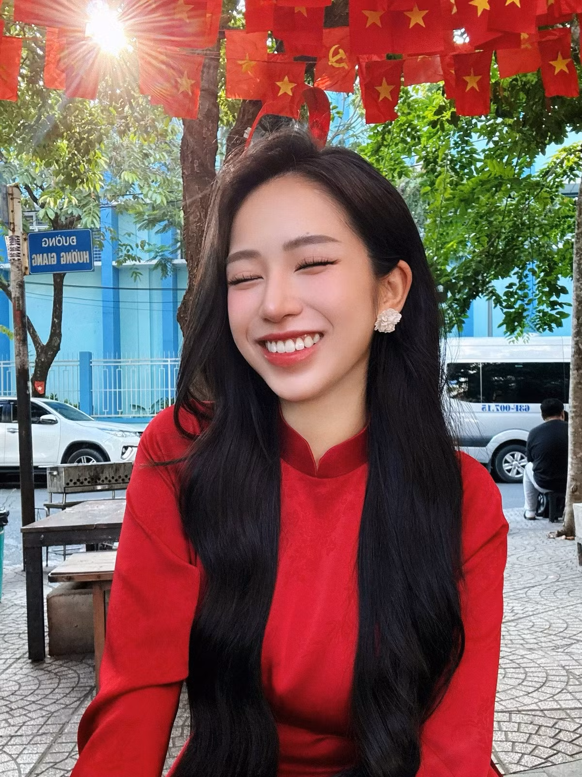 Ái nữ đại gia Minh Nhựa khẳng định bản thân vẫn tuân thủ nghiêm ngặt chế độ ở cữ: mặc đồ dài, nằm than, xông hơi… tương tự lần đầu sinh con trai đầu lòng Jayden. Gia đình cô vốn rất khắt khe trong việc chăm sóc sản phụ, nên không có chuyện “bỏ cữ” để vui chơi.