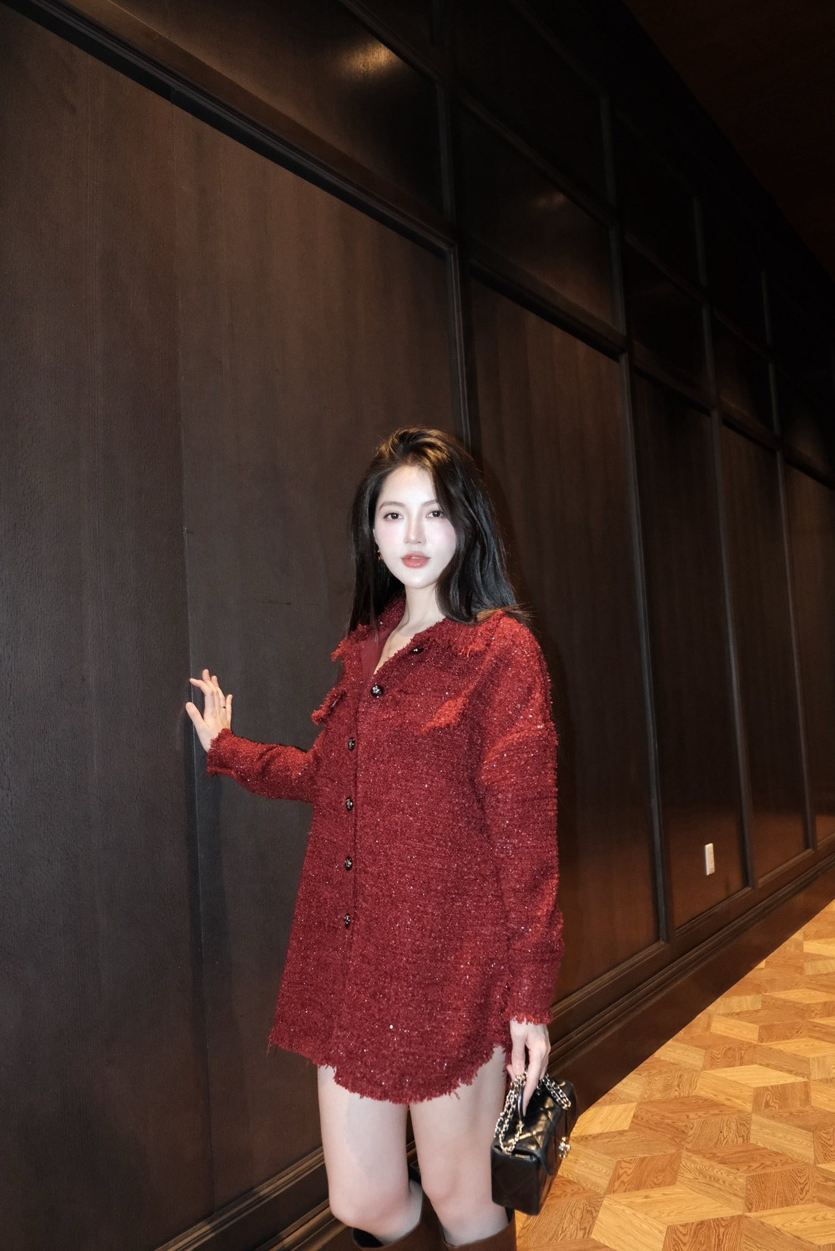 Khoác lên mình thiết kế váy tweed đỏ rượu dáng ngắn, kết hợp boots cao cổ, Tú Linh toát lên phong thái sang trọng, hiện đại nhưng vẫn giữ được nét mềm mại, nữ tính vốn có.