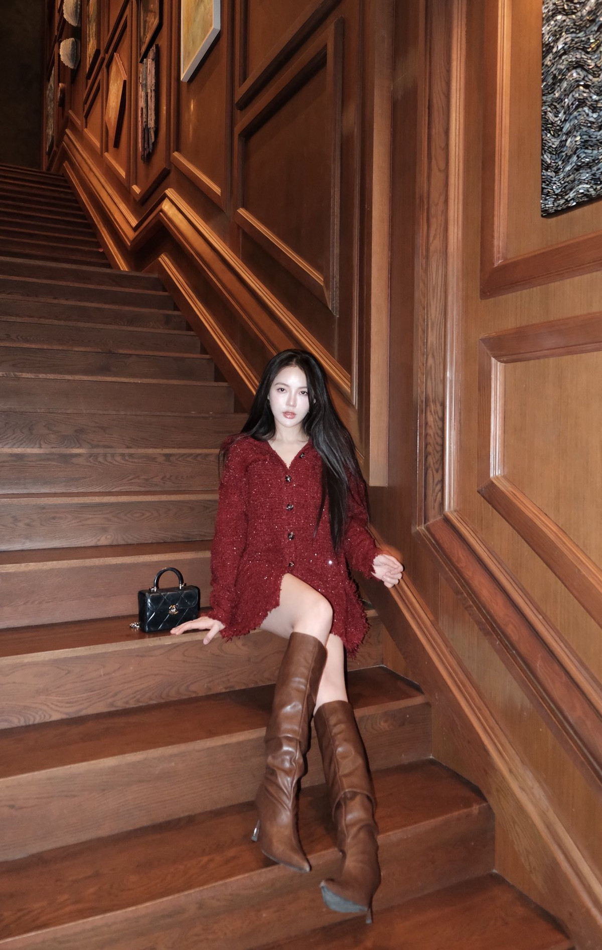 Dễ nhận thấy, gương mặt của MC sinh năm 1991 ngày càng sắc sảo nhưng không hề “dừ”. Đôi mắt sáng, sống mũi thanh tú cùng bờ môi hồng hào tạo nên tổng thể cuốn hút, đúng chuẩn vẻ đẹp trí thức.