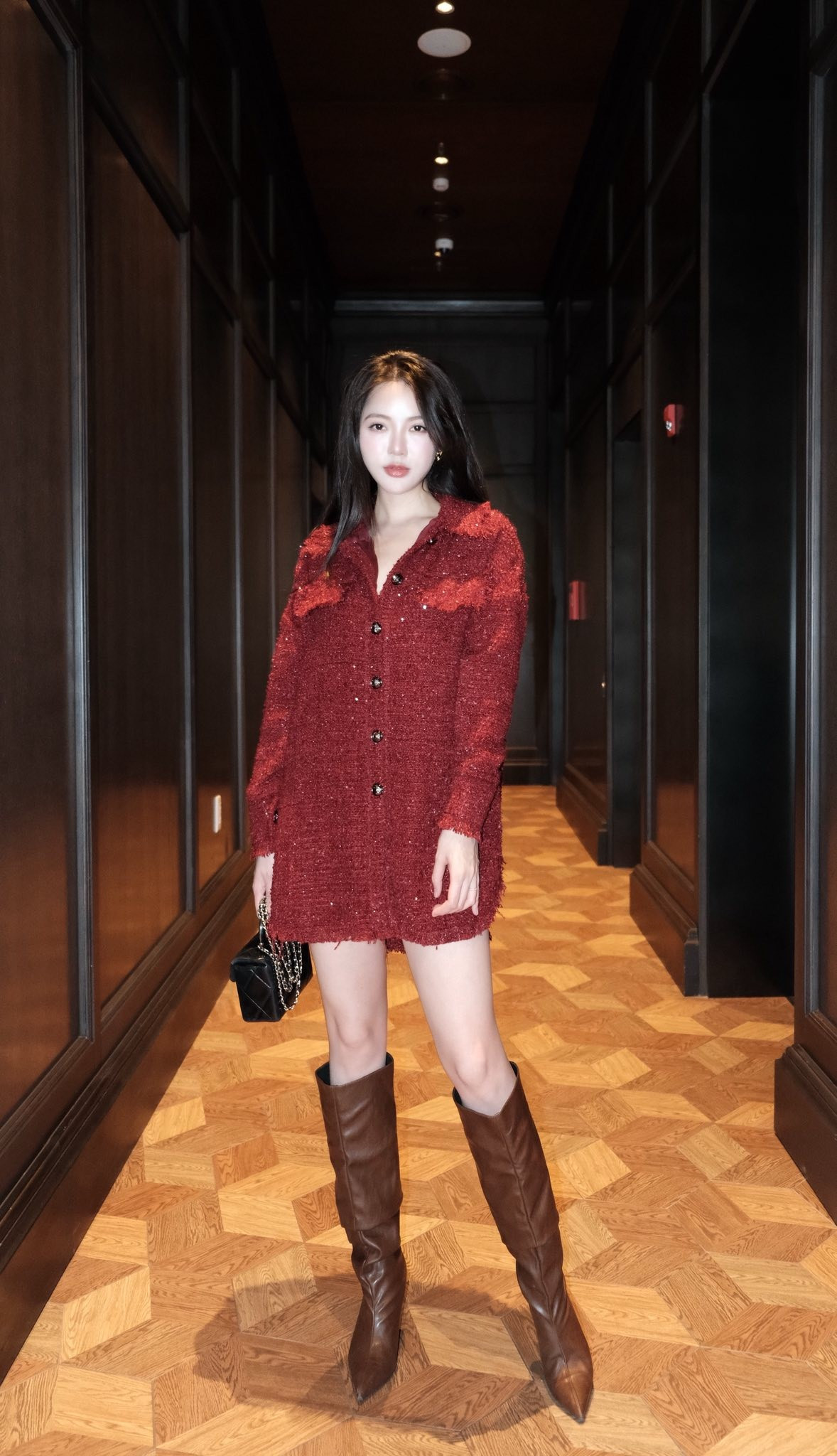 Lối trang điểm trong veo, tập trung làm nổi bật làn da mịn màng và đường nét gương mặt hài hòa giúp nữ MC ghi điểm tuyệt đối ở mọi góc nhìn.