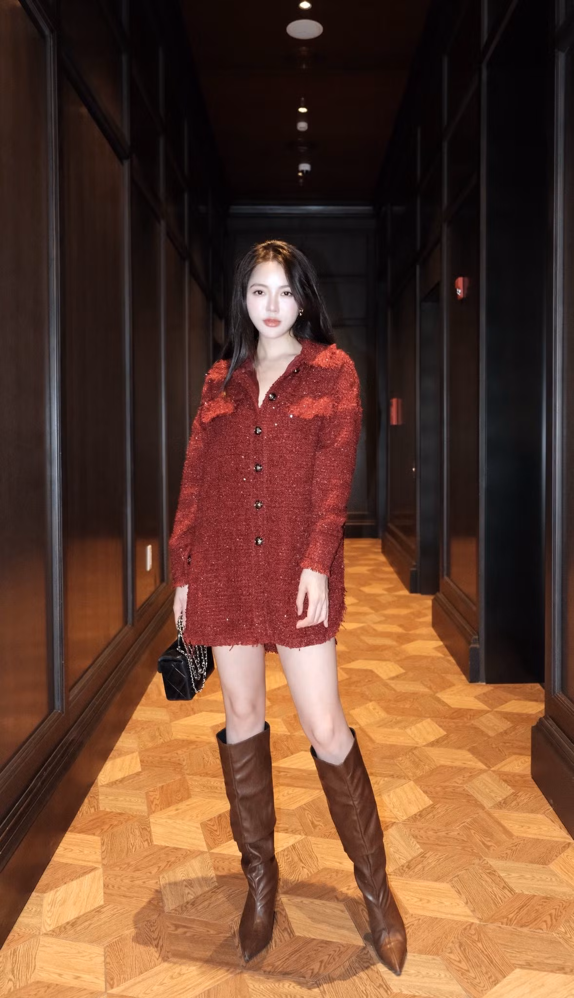 Lối trang điểm trong veo, tập trung làm nổi bật làn da mịn màng và đường nét gương mặt hài hòa giúp nữ MC ghi điểm tuyệt đối ở mọi góc nhìn.