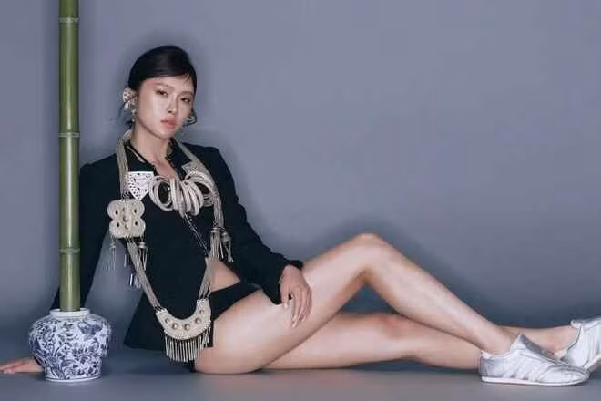 Wu còn tiết lộ mẹ đã bị băng huyết nghiêm trọng sau sinh cô, và chính ông nội cô là người chăm sóc cháu sau khi cô chào đời được 3 ngày.