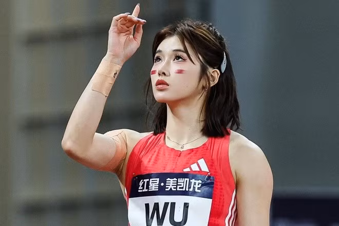 Wu Yanni (28 tuổi) được mệnh danh "nữ thần điền kinh Trung Quốc". Nhan sắc và phong cách thời trang gợi cảm giúp cô đến gần với hào quang của sự nổi tiếng, nhưng cũng kéo theo hàng loạt tranh cãi.