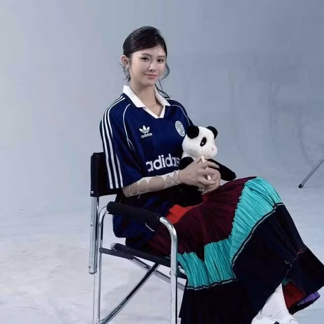 Luôn xuất hiện với lớp trang điểm đậm và có những thay đổi khác nhau trên đường nét khuôn mặt thời gian gần đây, nữ VĐV điền kinh đến từ Trung Quốc khiến nhiều người đặt câu hỏi liệu khuôn mặt xinh xắn có phải nhờ phẫu thuật thẩm mỹ.