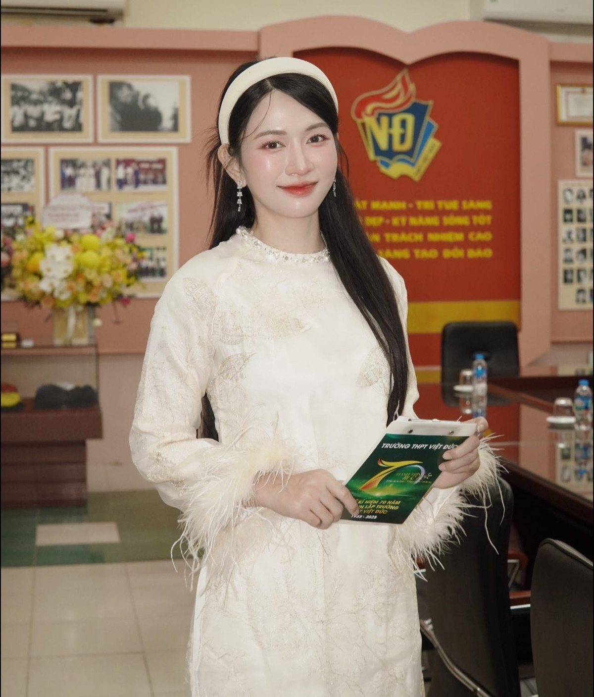 Chính sự tiết chế khi tạo dáng giúp hình ảnh của Lê Bống tiệm cận hơn với tinh thần hội họa, thay vì chỉ dừng lại ở một bộ ảnh thời trang thông thường.