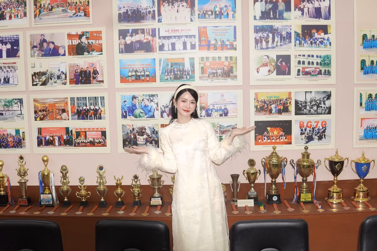 Ở loạt ảnh mới nhất, Lê Bống được nhiều khán giả nhận xét đã phần nào truyền tải được nét dịu dàng, trong sáng – yếu tố cốt lõi làm nên giá trị của bức tranh gốc.