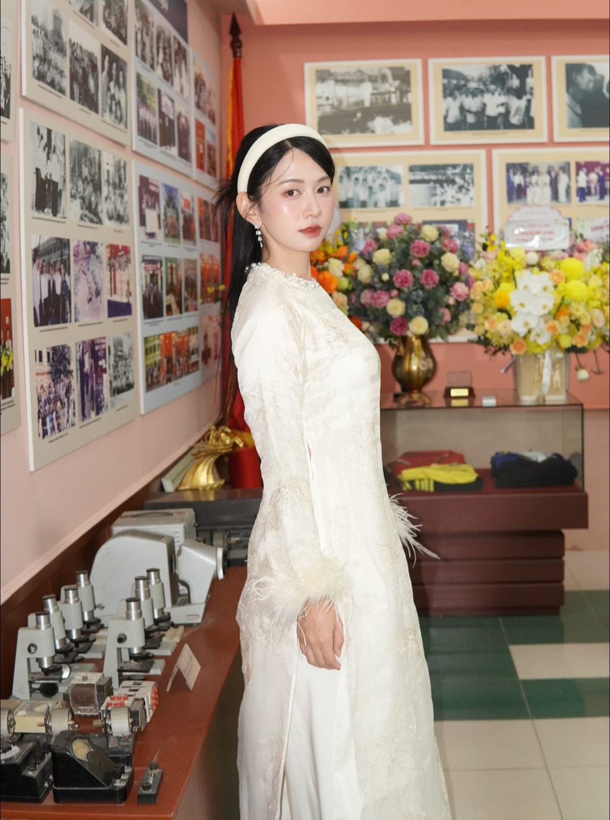 Bức tranh “Thiếu nữ bên hoa huệ” của Tô Ngọc Vân từ lâu được xem là một trong những tác phẩm tiêu biểu của mỹ thuật Việt Nam hiện đại, khắc họa vẻ đẹp thuần khiết, kín đáo nhưng đầy sức sống của người phụ nữ Việt. Việc tái hiện tinh thần tác phẩm này đòi hỏi không chỉ ngoại hình phù hợp mà còn cần sự thấu hiểu về cảm xúc và không khí nghệ thuật.