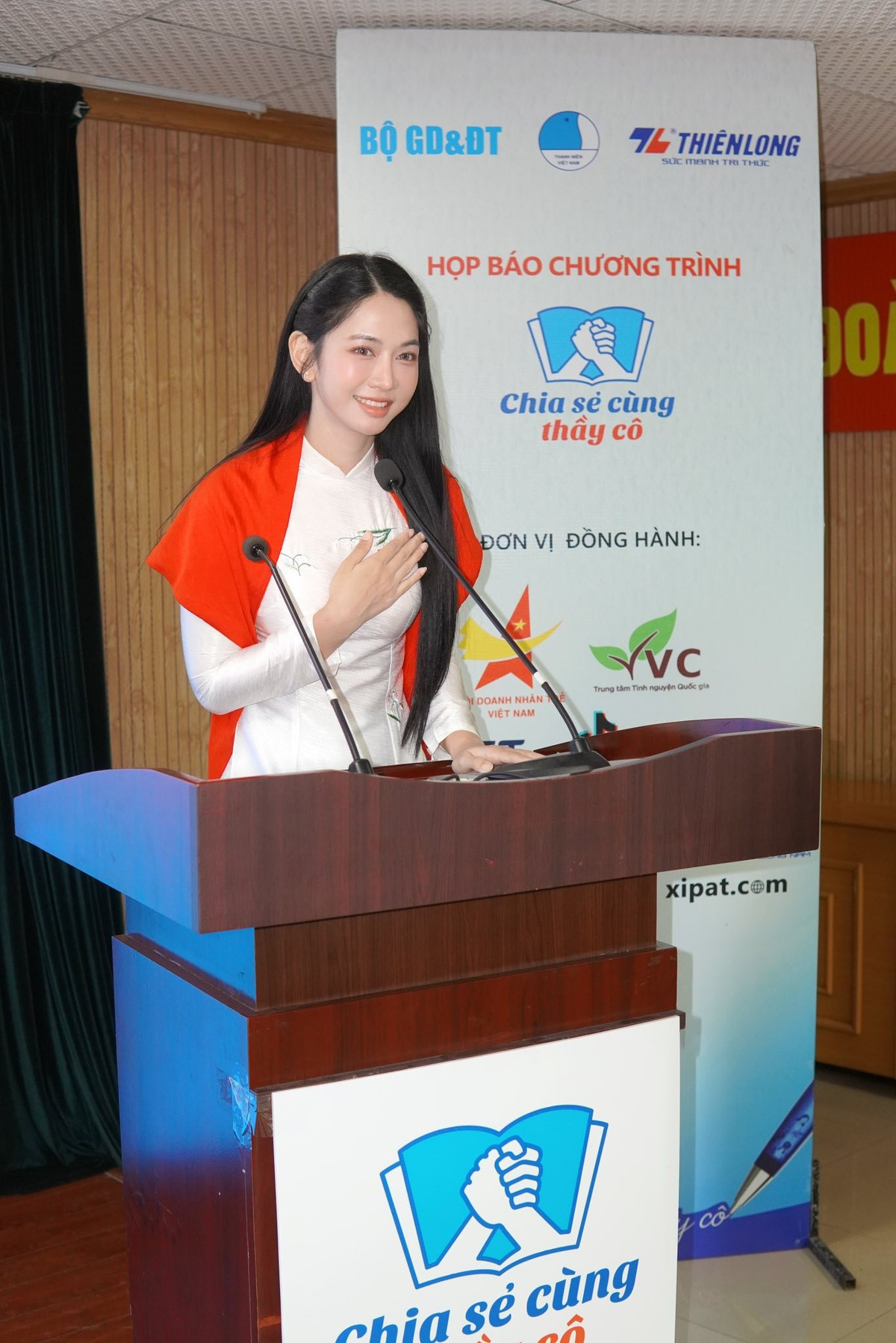 Trên mạng xã hội, nhiều ý kiến cho rằng đây là một trong những hình ảnh “lạ mà quen” của Lê Bống. Lạ bởi cô vốn quen thuộc với phong cách năng động, trẻ trung, cá tính; quen bởi vẻ đẹp nữ tính, thuần Việt vẫn luôn là điểm mạnh của hot girl này.