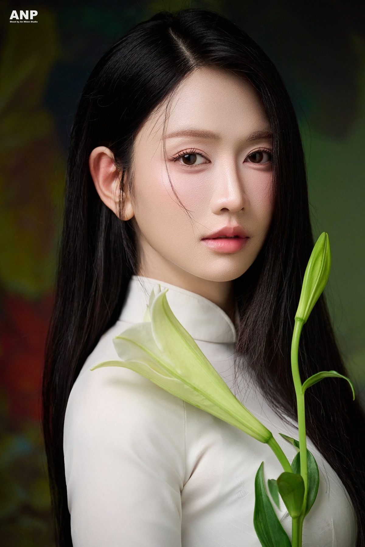 Mới đây, Lê Bống gây chú ý khi tung loạt ảnh nghệ thuật với tạo hình áo dài trắng tinh khôi, lấy cảm hứng từ bức tranh nổi tiếng “Thiếu nữ bên hoa huệ” của danh họa Tô Ngọc Vân.