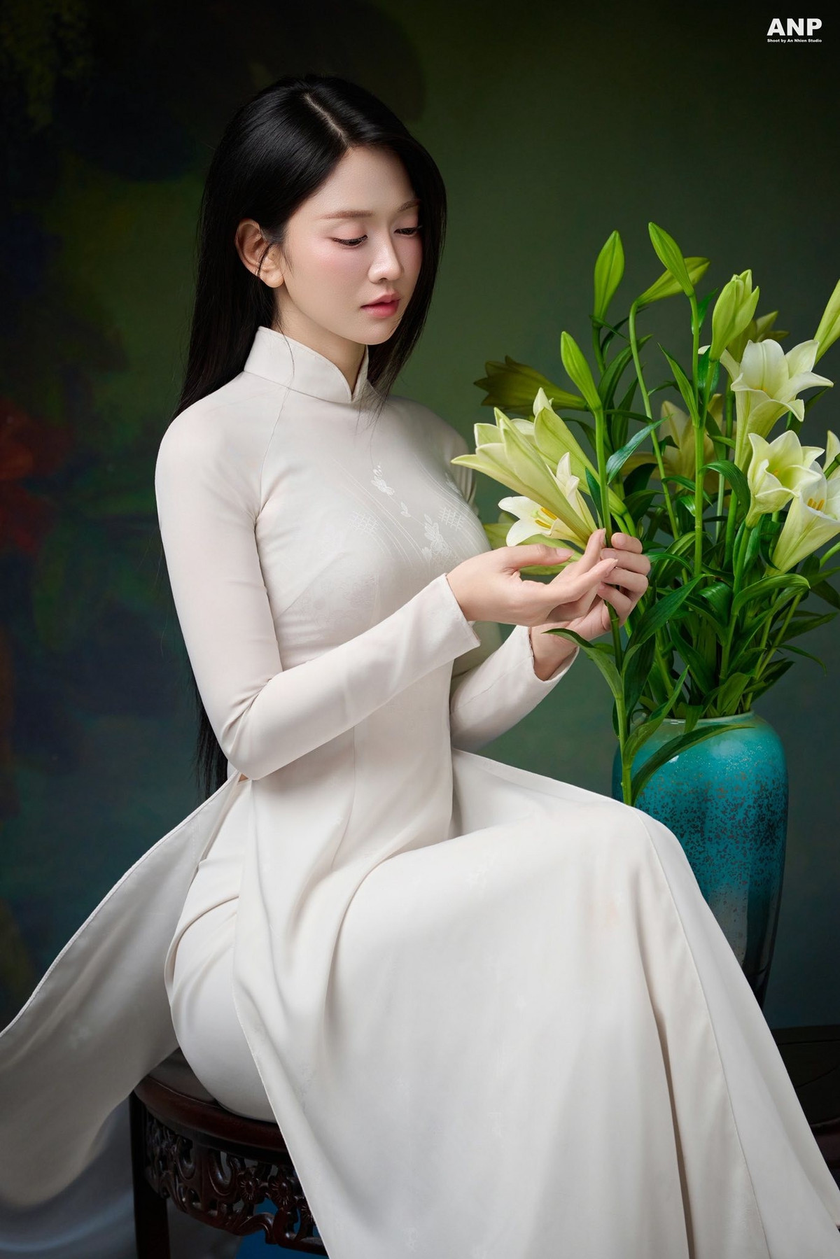 Lê Bống xuất hiện với mái tóc dài đen nhánh buông tự nhiên, lối trang điểm trong veo, nhấn nhẹ vào làn da mịn màng và đôi mắt dịu dàng. Thần thái của cô được tiết chế tối đa, không biểu cảm mạnh, không tạo dáng cầu kỳ, thay vào đó là những khoảnh khắc lặng yên, trầm tư, gợi cảm giác hoài niệm.